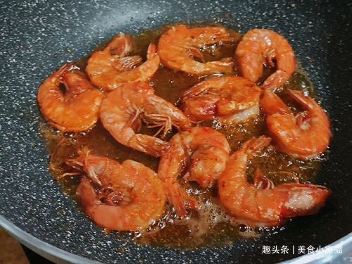 教你制作避风塘炒虾金黄澄亮，焦香酥脆，好吃到连壳都能嚼干净