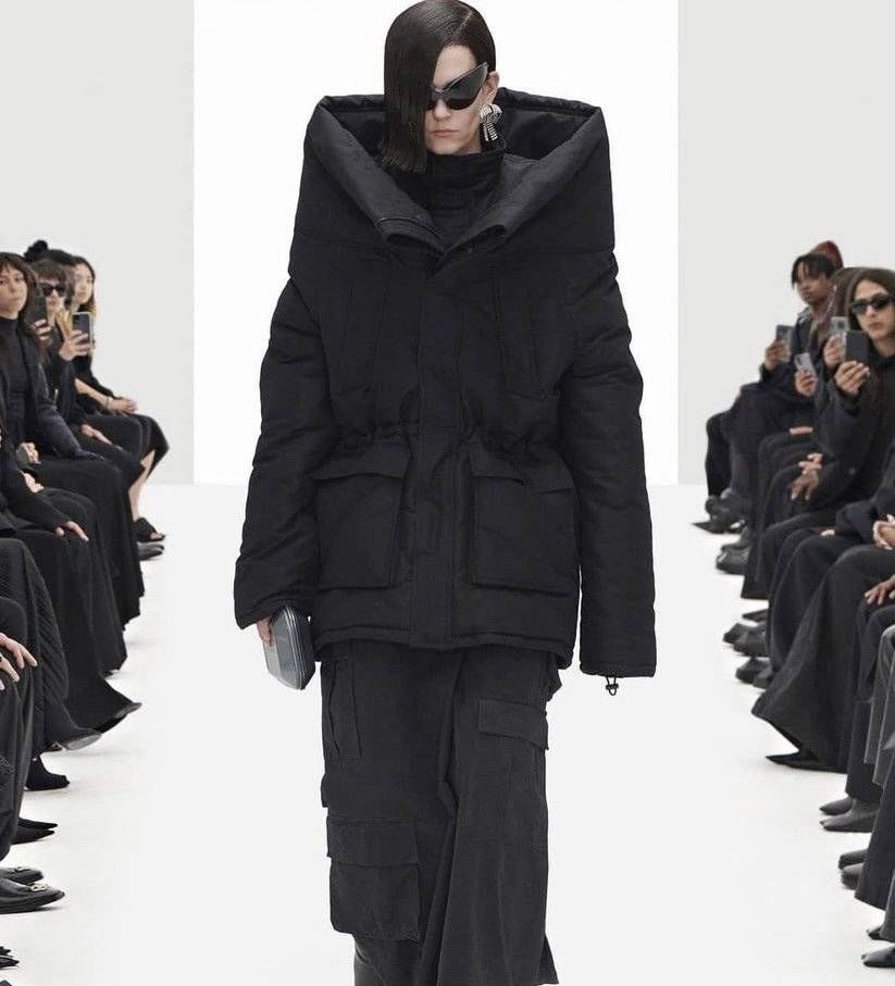 巴黎世家 购时髦:奢侈品大牌也玩赛博朋克?|封面天天见·逛姐出街