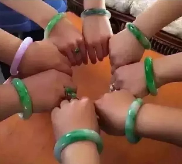 玉镯|手镯戴的对,年轻20岁,中国女人一定要有一只玉镯!