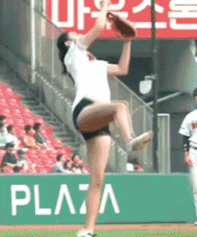 |搞笑GIF:只因在人群中多看了她一眼 结果在医院住了一个月