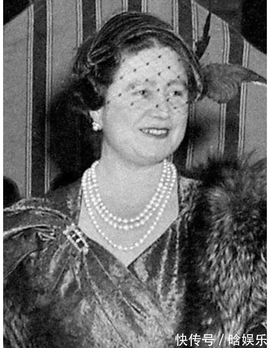 戴安娜王妃 戴对胸针的卡米拉好美,一枚简约的祖母绿胸针,映衬的她优雅大气