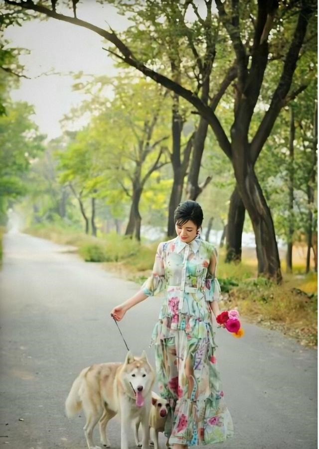 著名主持人周涛真会穿，一袭印花连衣裙清新浪漫，端庄知性