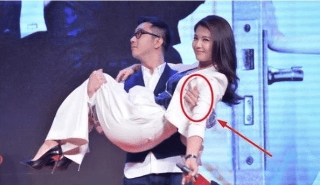 刘涛被王自健“公主抱”,满脸的无奈!谁注意到了他的手部动作