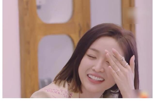 cp|許魏洲嘴巴粘了東西，喬欣下意識伸手去幫他擦，吳宣儀都看愣了