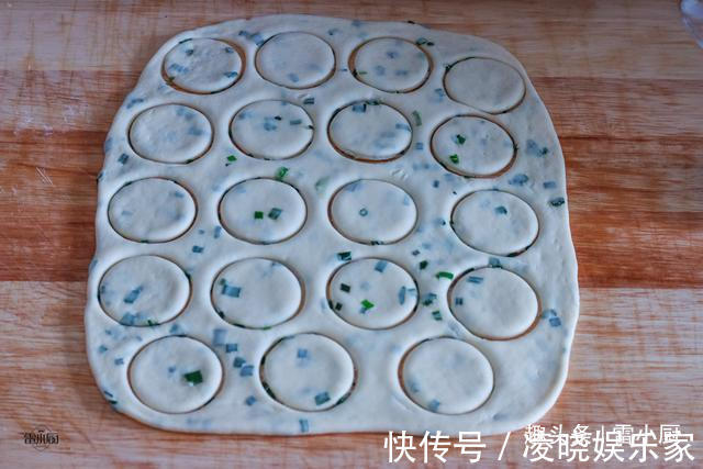葱香小饼干|不用黄油，也不加糖，教你做葱香小饼干，口口香又酥