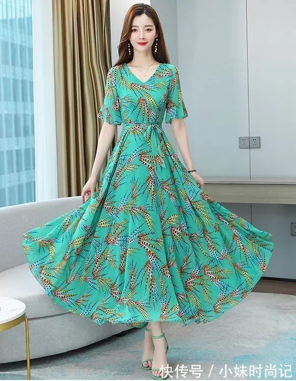 裙子|V领海边度假长裙子，高贵的典范