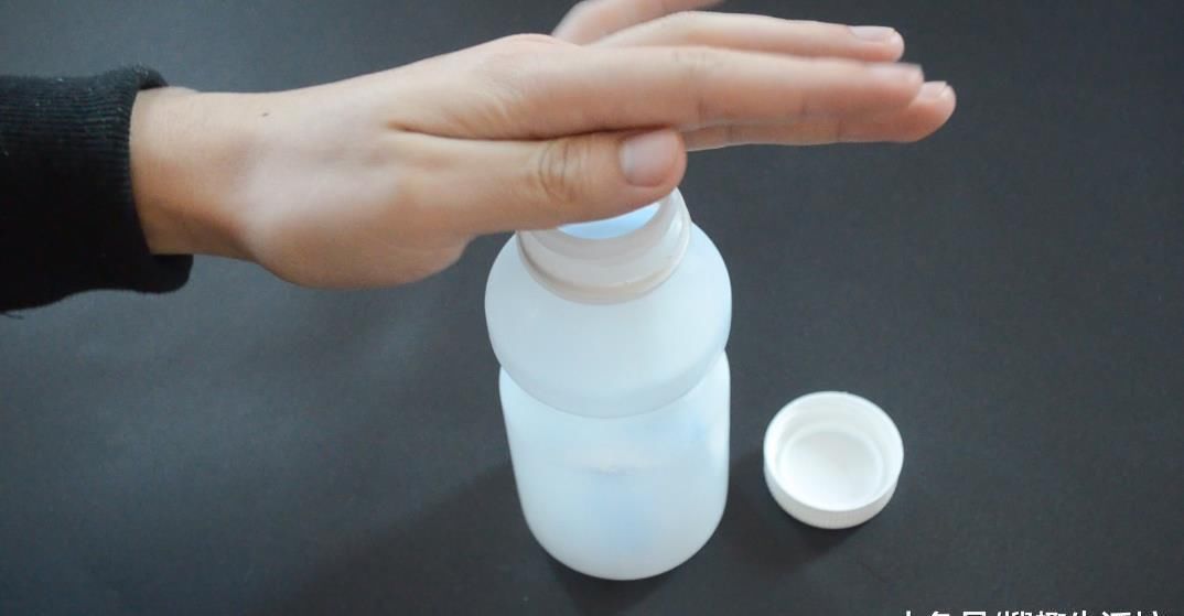 塑料瓶|衣柜里面挂一个塑料瓶, 没想到作用这么大, 看完你会感谢我的