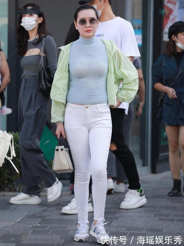减龄 淡蓝上衣配白牛仔裤,再配淡绿色的防晒霜,清爽减龄