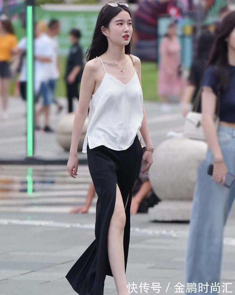 开叉 白色吊带背心和开叉休闲裤,休闲随性又显甜美,让你气质更加出众