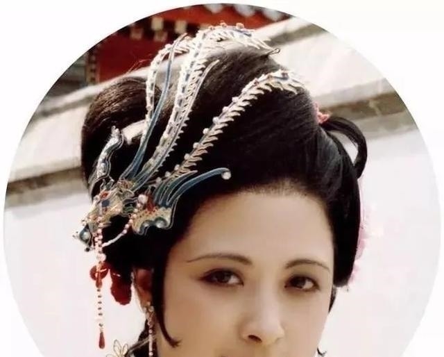 薛姨妈!贾母是怎么对待第一次见面的林黛玉、薛宝钗和尤二姐的?为什么?