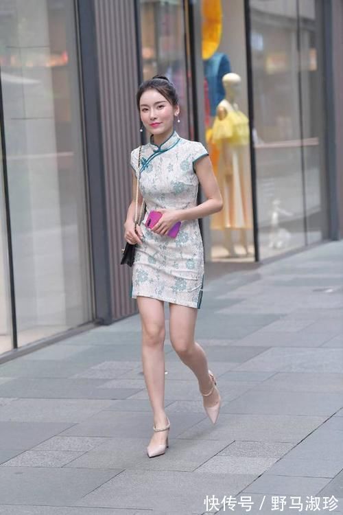 古风|美女穿搭：古风旗袍的端庄典雅，符合中年女性的韵美