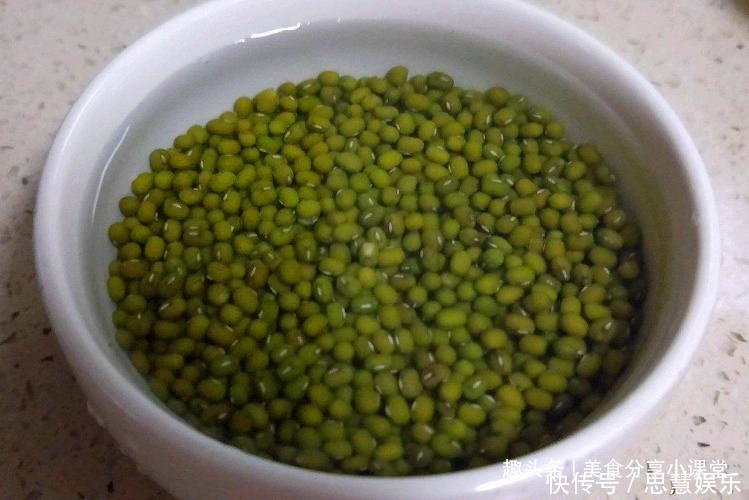 大厨分享丸子的新做法,用绿豆就能做,不加面不加水,好吃有营养