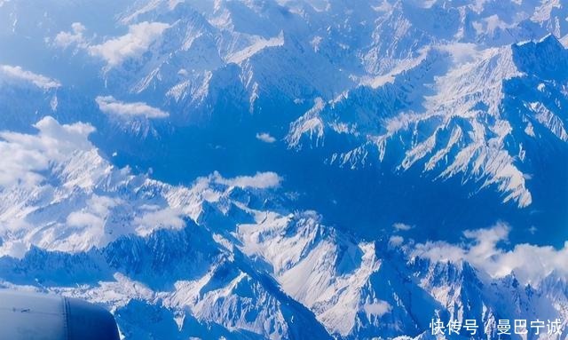 青藏高原|从西安到拉萨，在飞机上航拍连绵起伏的雪山，沿途风景辽阔壮观