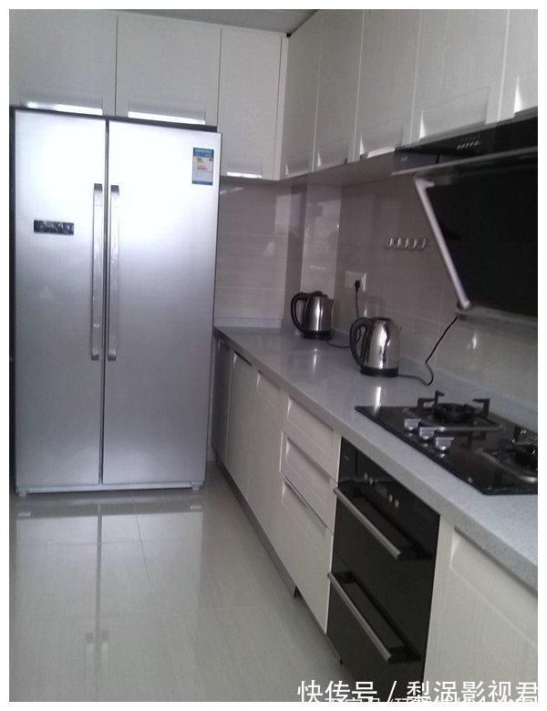 天花板|20W小县城三室二厅装修完毕,40平的大客厅和大露台,被吐槽像KTV