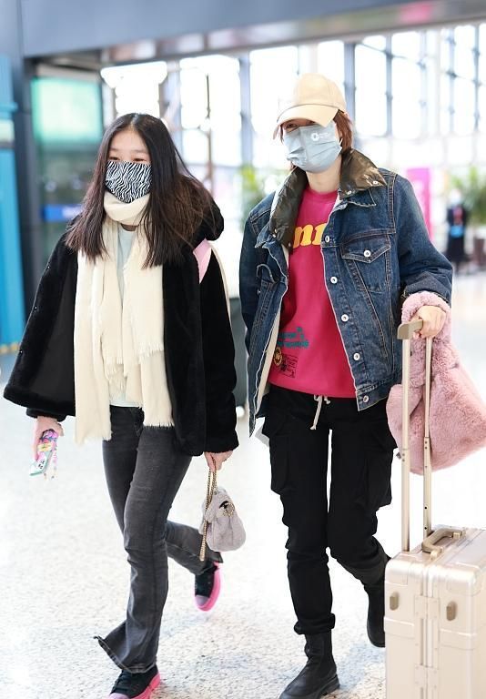 手拎包 马伊琍年后带女走机场,爱马胖太多变眯眯眼,拎大牌包穿貂大变样
