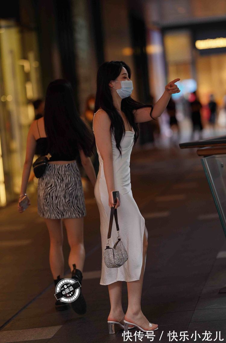 连衣裙 时尚的连衣裙美女,优雅舒适一步到位,时尚优雅