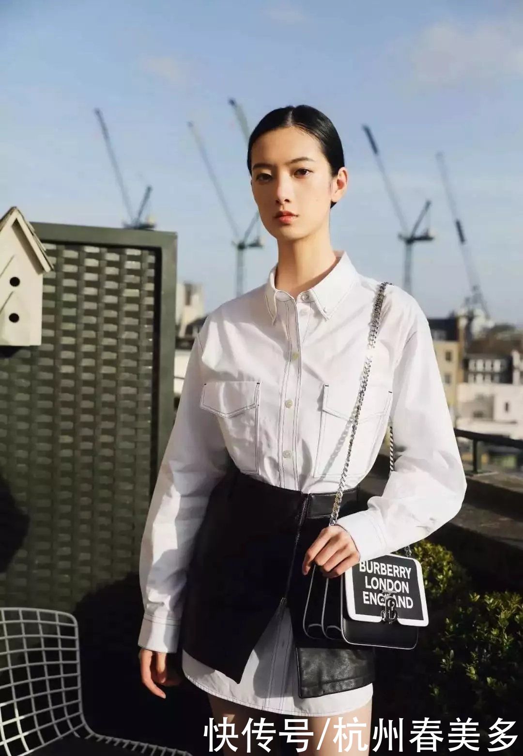 衣品好的女人,从不用力过猛