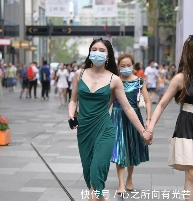 披肩|披肩秀发的一字肩连衣裙美女,配色亮眼吸睛,让你帅气