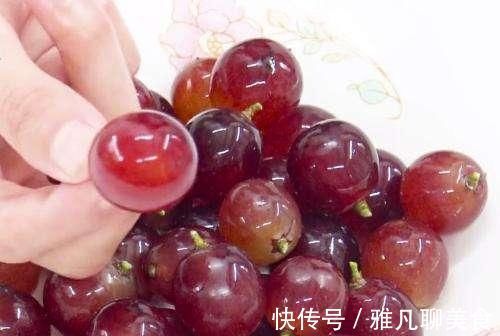 洗葡萄,只用盐水洗等于吃虫卵,果农教你1招,葡萄皮都能直接吃