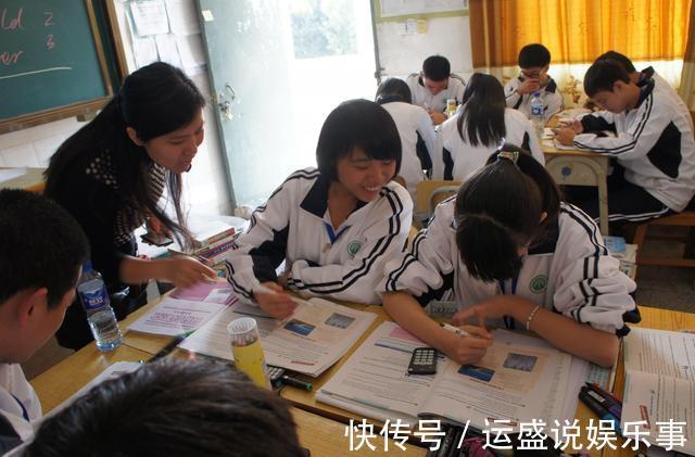 孩子|几个学生在教室打牌,被老师抓到现行,看到牌面后,直言接着玩