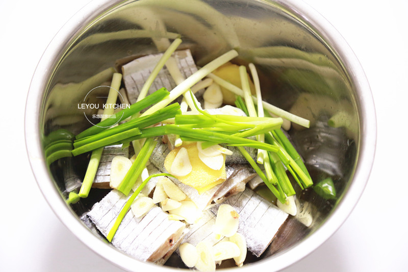 煎带鱼的一些小妙招,做着更简单,外酥里嫩,香味可以飘到隔壁