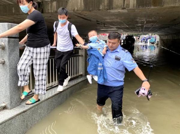 积水|有一种感动叫平顶山公安——记住他们暴雨中坚守的模样