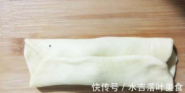 自己在家做面包，加核桃、腰果、芝麻、葡萄干、大枣等，营养十足！