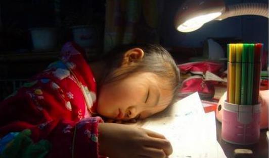 父母|现在的孩子有多累?6张图呈现“残酷童年”,父母看后直言正常