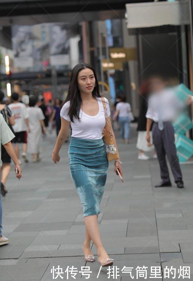 白绿色系搭配是“经典”,包臀裙加简洁的白色上衣,复古感满满