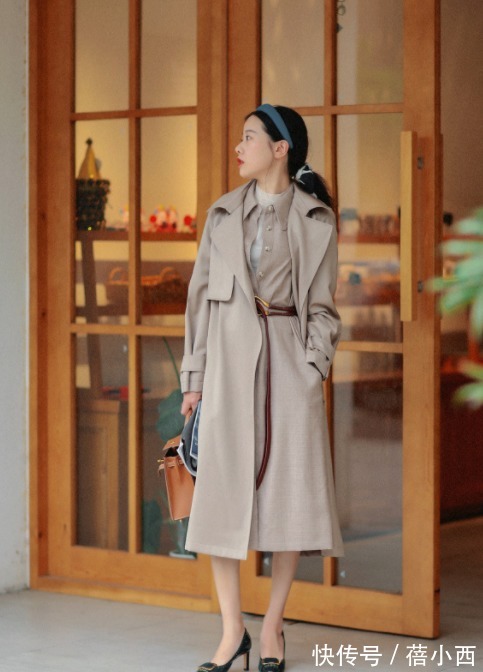乐福鞋|秋季建议爱美女性多穿“风衣”,搭配连衣裙、半身裙,时髦又优雅