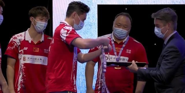 黄鸭组合|动容!苏杯颁奖国羽人数超限,黄鸭组合让位教练,辉煌时选择离去