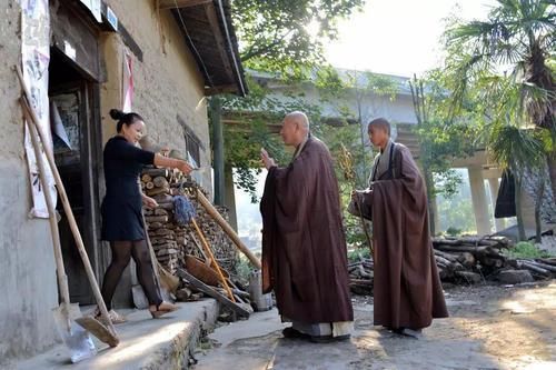  香火钱|东北大悲寺里全是和尚，每天只吃一顿饭，不收香火钱更不设功德箱