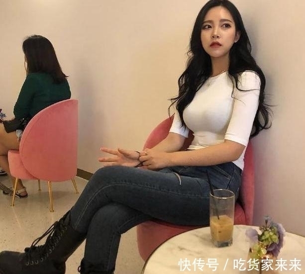 牛仔裤展现女性的自信穿搭,让你身姿妙曼显温柔女人味儿