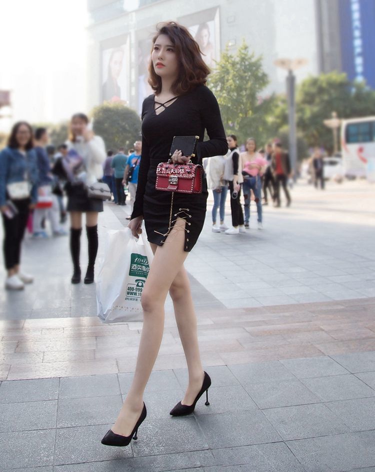  随性|街拍：小姐姐日常随性搭配，气质幽兰，尽显身姿优雅