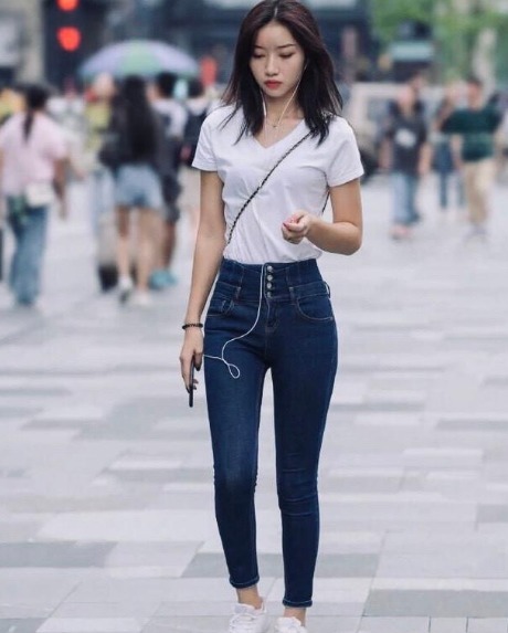 九分牛仔裤搭配V领衬衫,时尚摩登又不失女人味