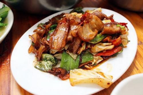 川菜大厨教你做回锅肉，焯水前多加一步，保证肉质鲜嫩不油腻！