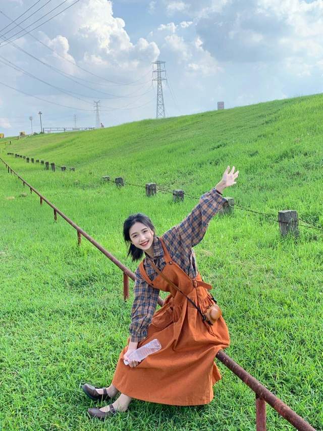 上衣|早秋穿这些就够了!牛仔背带裙+红色条纹上衣,实用又百搭