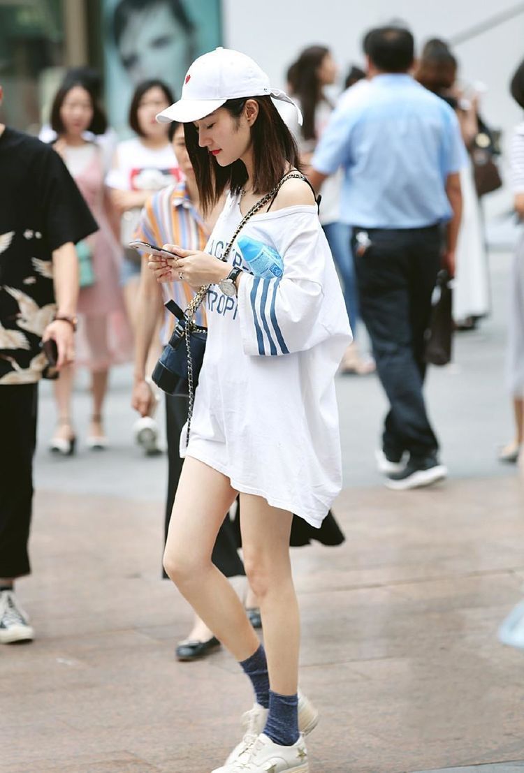 街拍：身材苗条美丽时尚的小姐姐，穿着个性气质动人