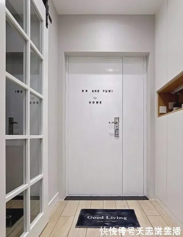 主卧室|55㎡的小户型竟然一点也不挤，主卧室还有个大衣帽间！