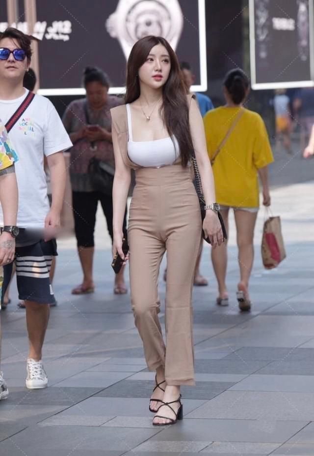 吊带上衣搭配卡其色套装高雅气质,束脚高跟鞋更是铸造了精致脚型