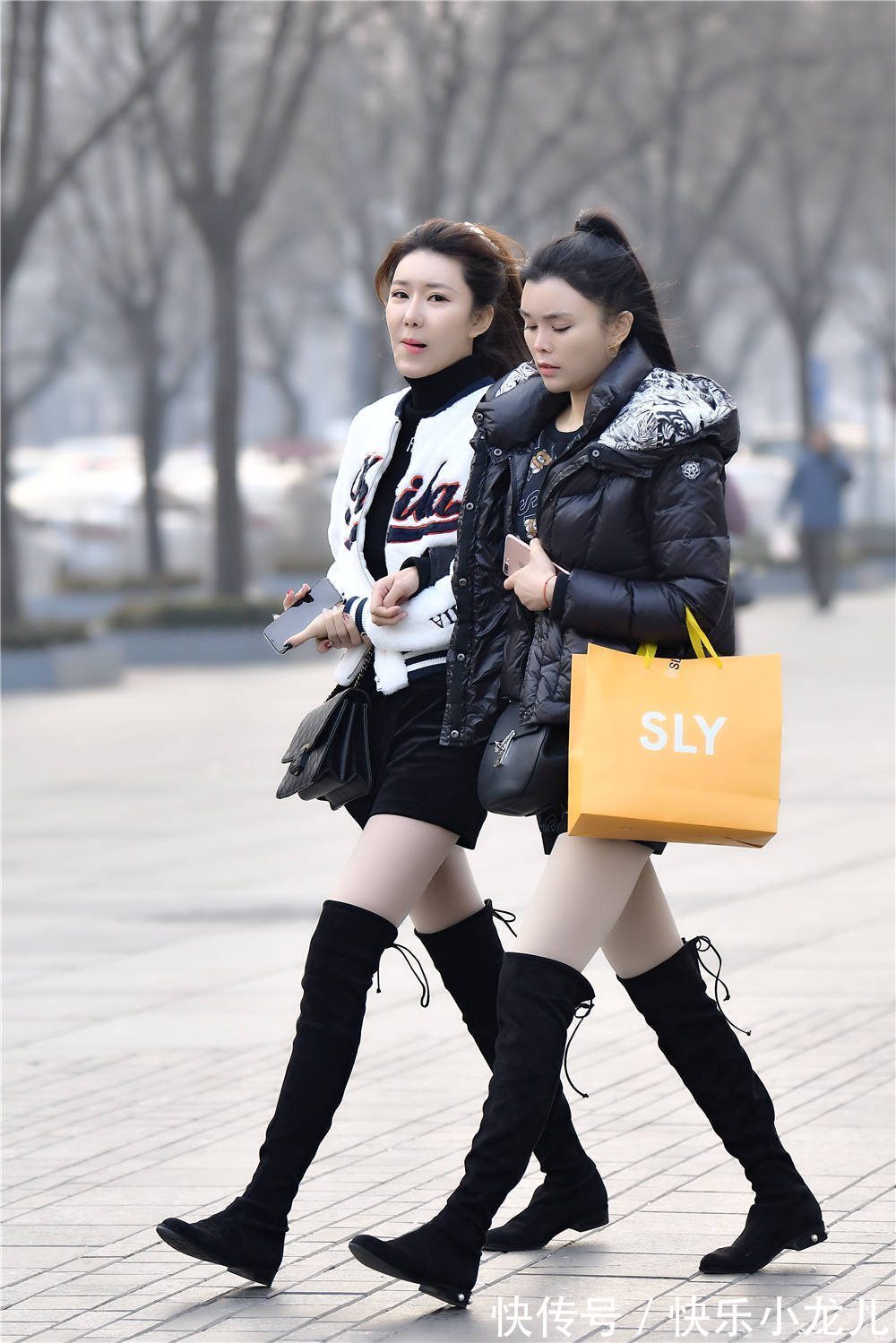 过膝长靴 姐妹都穿着过膝长靴,冬季穿搭可以很精致,走路也很整齐