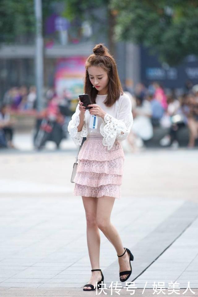 气质|街拍小姐姐颜值很高,身穿仙女裙气质非凡