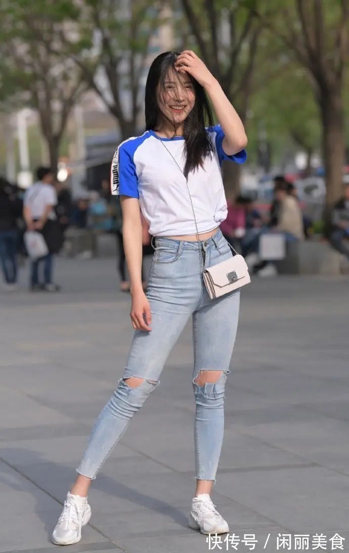 小姐姐|街拍:时尚女生的牛仔裤穿搭示范,休闲有型,美出了自己的风格