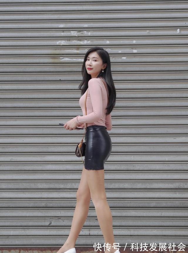 包臀短裙 黑色包臀短裙搭配粉色修身上衣,身材高挑气质出众小姐姐魅力无限!