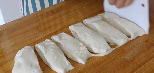 爱吃韭菜盒子,这个方法就够了,不和面不擀皮,薄皮大馅太香了