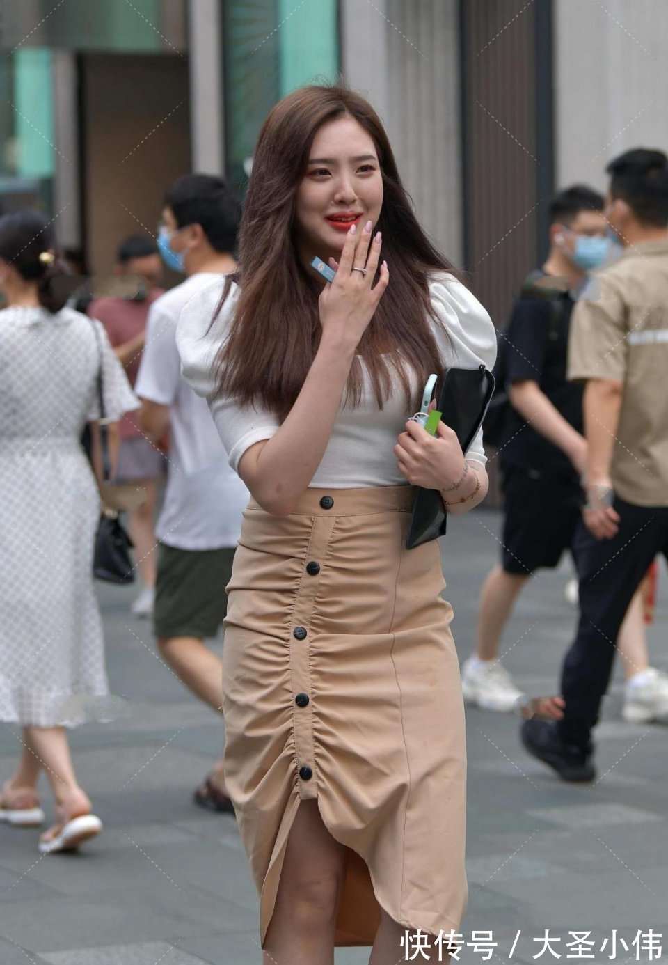 美女|美女街拍：白皙饱满的气质美人，一眼就难以忘怀！下班一起去吃个饭吧