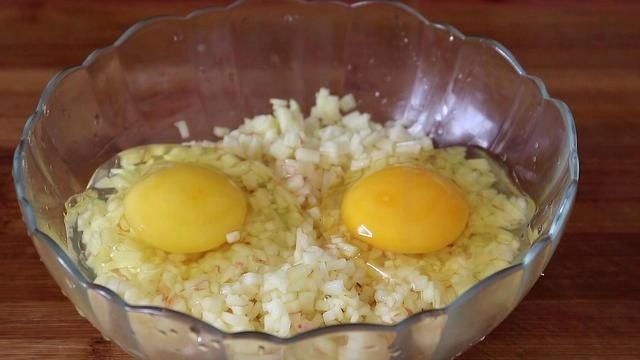 苹果丁加鸡蛋最近火了，松软香甜，比吃肉还解馋，太美味了