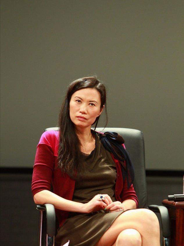 发型|51岁邓文迪素颜太苍老,出席活动发型凌乱不精致,弯腰驼背像大妈