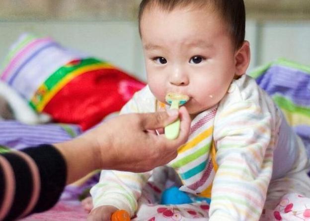 食物|夏季带娃,“死死管住”孩子的嘴,4种零食不要碰,会越吃越伤