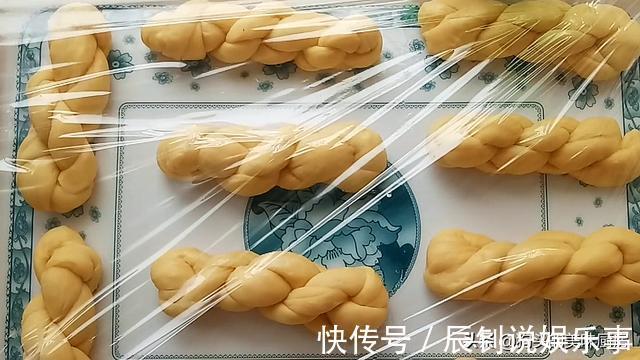 油炸|女儿想吃麻花，自己在家就可以做，淋上蜂蜜，香甜松软，太香了